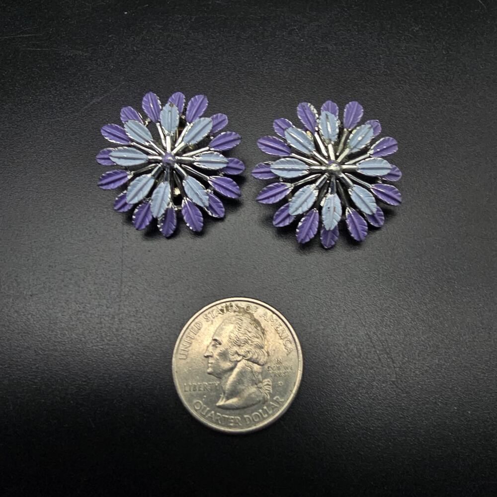 Purple Enamel Flower Clip On Earrings Vintager 1970s Costume Jewelry - Picture 5 of 5